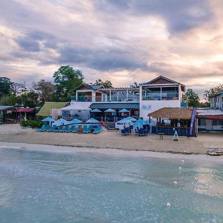 Blue Skies Beach Resort Negril Esterno foto