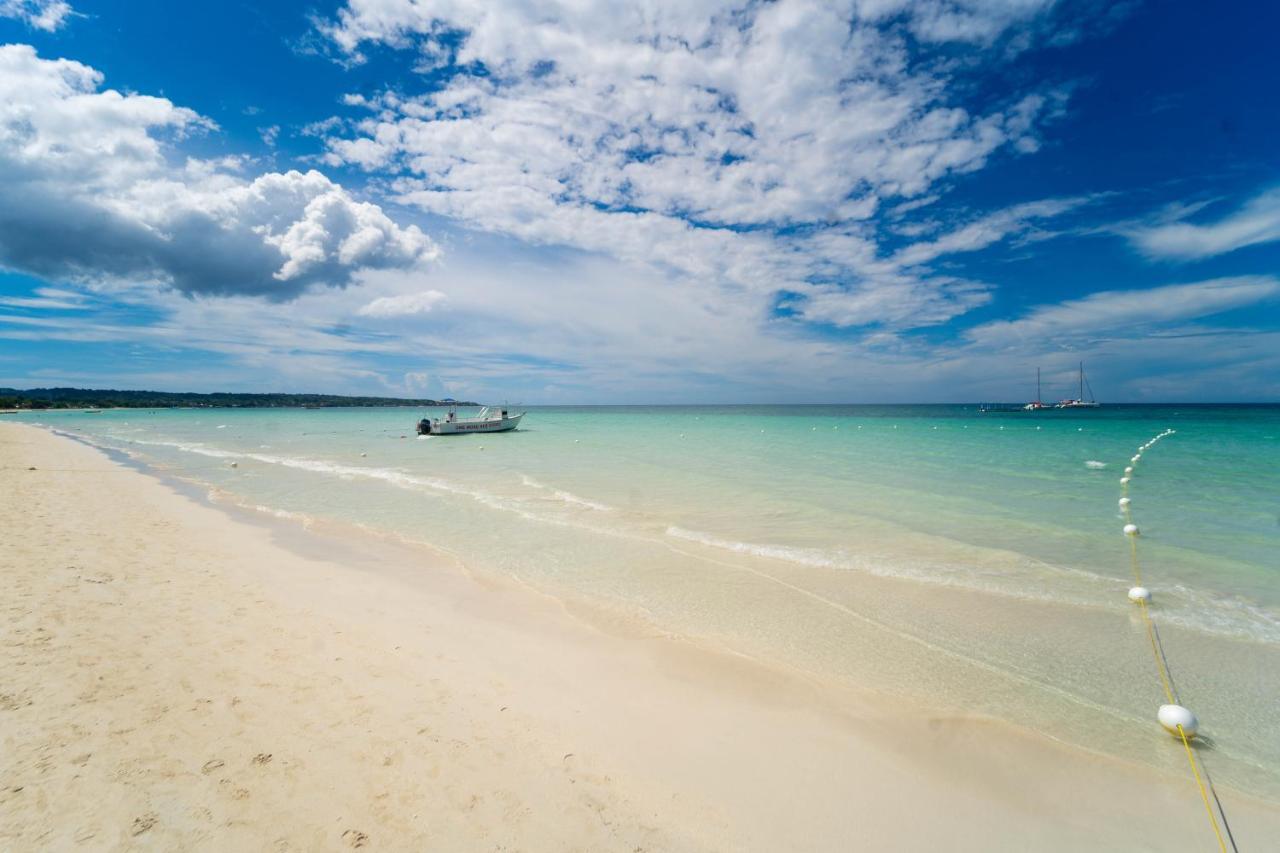 Blue Skies Beach Resort Negril Esterno foto