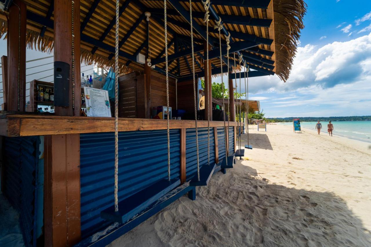 Blue Skies Beach Resort Negril Esterno foto