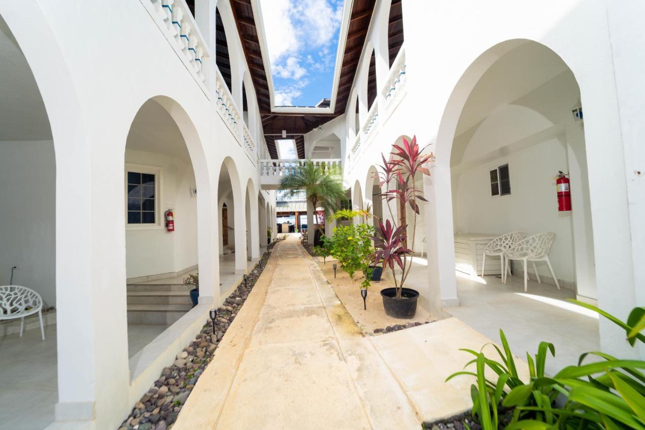 Blue Skies Beach Resort Negril Esterno foto