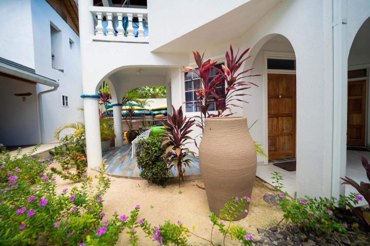 Blue Skies Beach Resort Negril Esterno foto