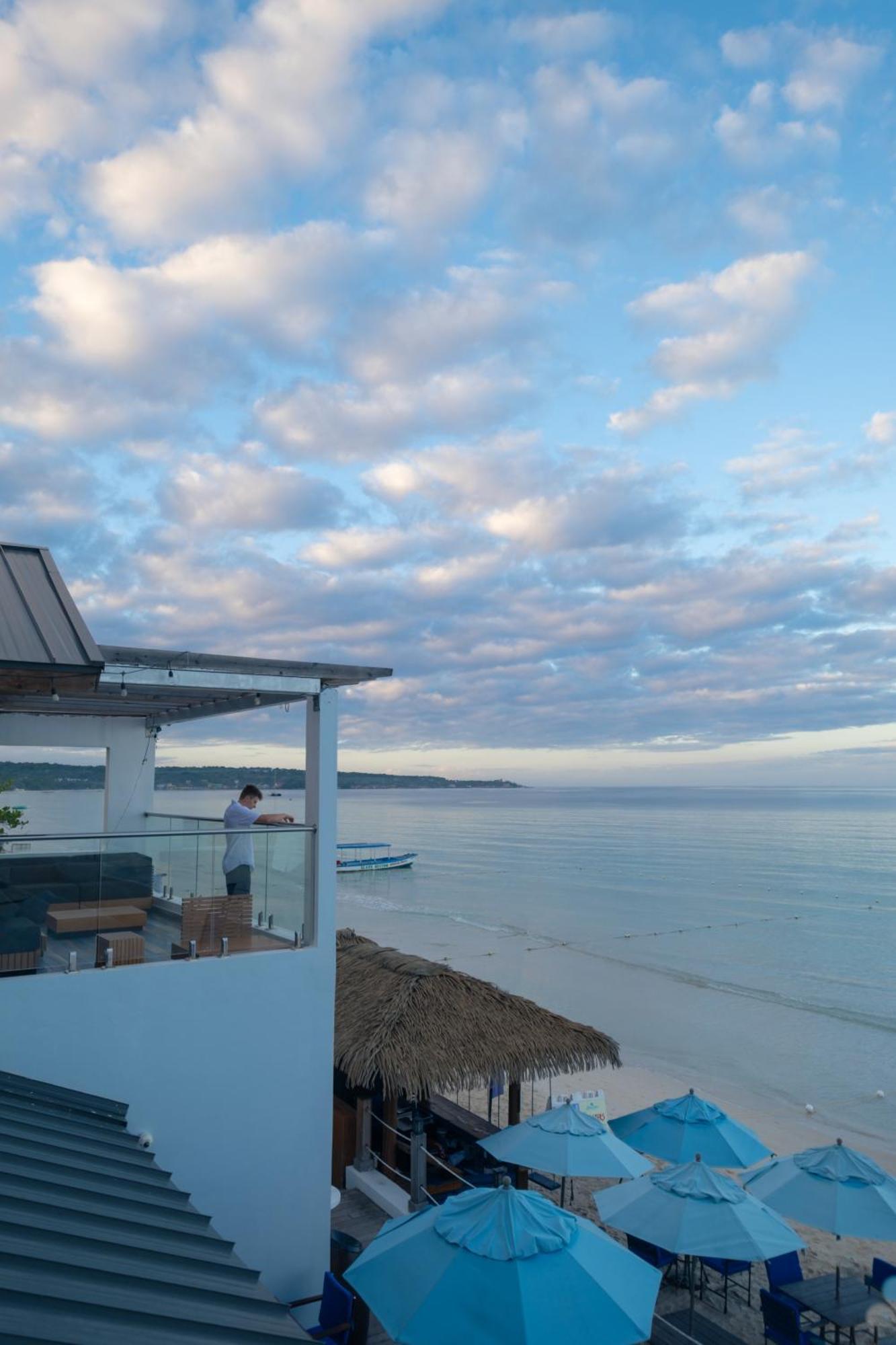 Blue Skies Beach Resort Negril Esterno foto