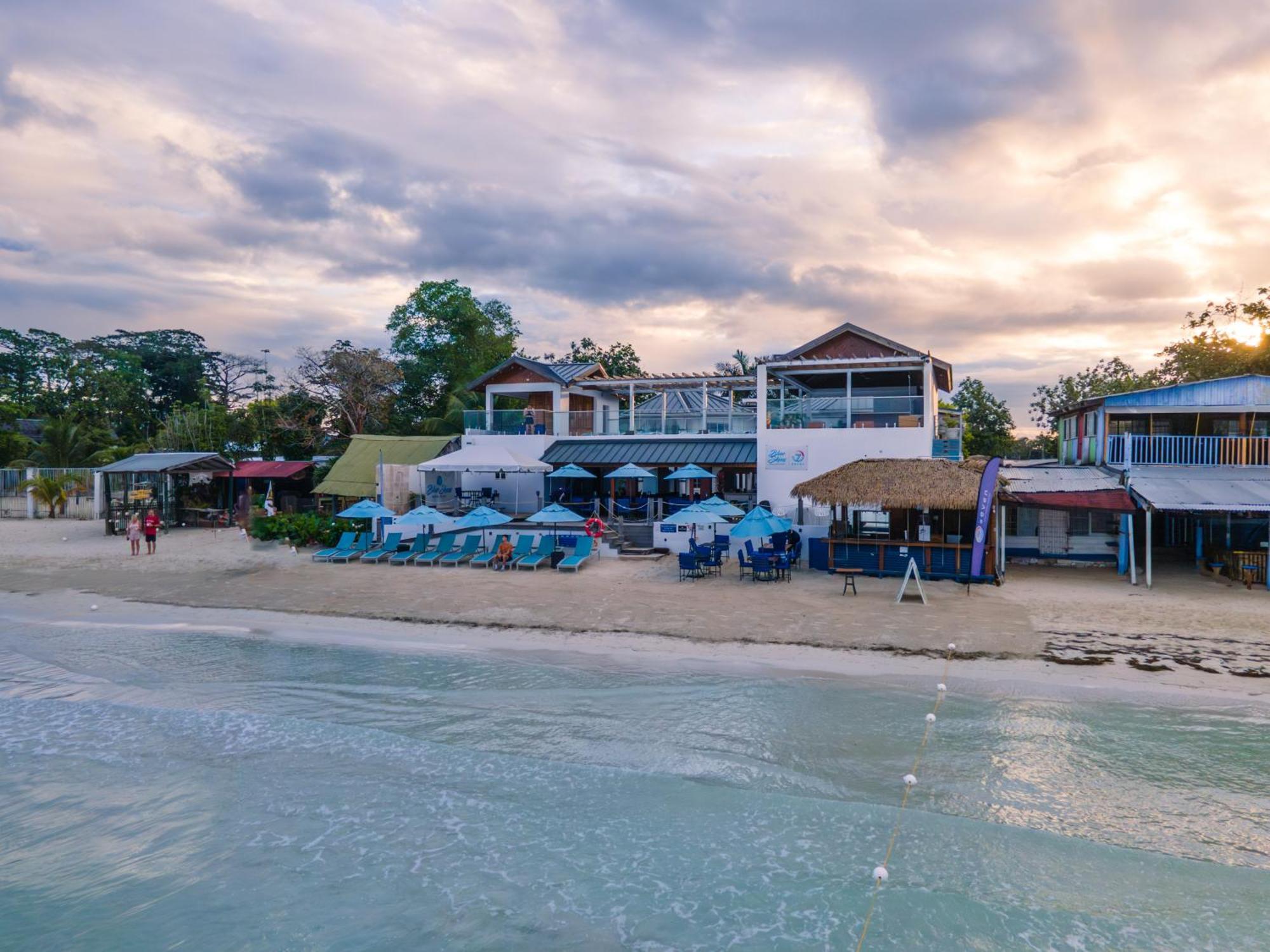Blue Skies Beach Resort Negril Esterno foto